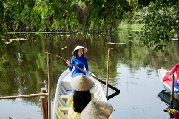 Tập 9 Tôi là Hoa hậu Hoàn vũ Việt Nam: Thí sinh mặc áo dài chèo thuyền