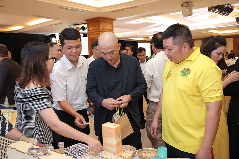 Quan khách tham quan gian hàng tinh dầu macca Dương Xuân Quả tại chương trình Tết Doanh Nhân 2024