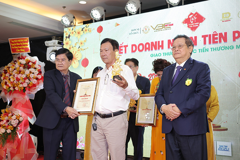 Doanh nhân Dương Xuân Quả nhận biểu tượng Doanh Nhân Rồng Vàng do Viện Khoa học công nghệ và Phát triển doanh nghiệp trao tặng