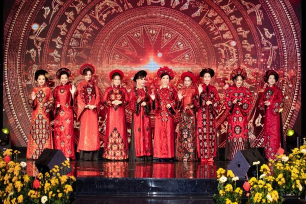 Ấn tượng đêm Gala Tâm Hoa Tỏa Sáng – Vinh danh Hoa khôi Áo dài Việt Nam Qua Ảnh 2023