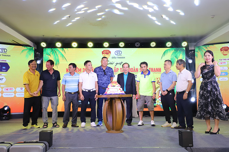 Nhân dịp này, CLB golf HCMC cũng tổ chức sinh nhật cho các hội viên có sinh nhật trong các tháng 2, 3, 4, 5
