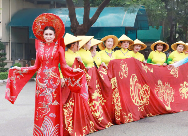 Hoa hậu Thần tượng doanh nhân Nguyễn Thị Minh Châu: Lộng lẫy kiêu xa trong trang phục áo dài lập kỷ lục Guinness của NTK Hoàng Ly