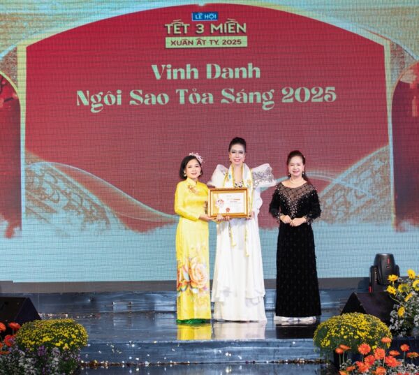 Hoa hậu Thanh Hằng nhận biểu trưng Ngôi Sao Tỏa Sáng tại sự kiện đêm hội Tết Ba Miền 2025