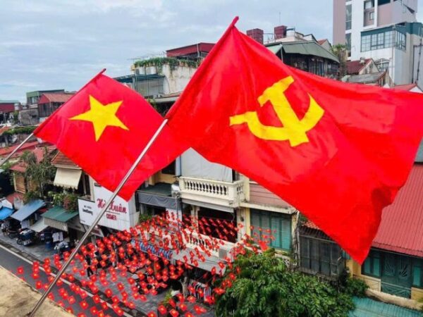 Hà Nội rực rỡ cờ hoa trong ngày thu tháng Tám lịch sử