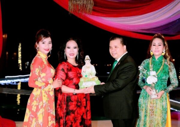 Á hậu Phương Châu đấu giá tượng phật 15 triệu làm từ thiện – sự gieo duyên nhân ái trong “Dáng thu hội tụ”