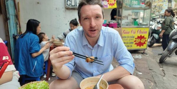 Món ăn Hà Nội khiến khách Tây mê mẩn, phải gọi 2 suất cho bõ thèm