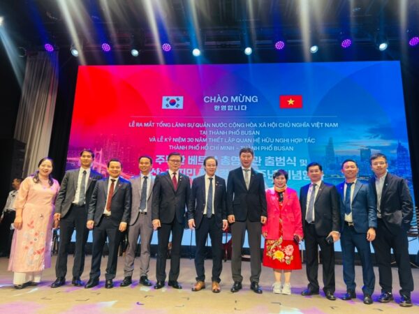 Tiến sĩ Nguyễn Chí Tân tham dự Lễ ra mắt Tổng LSQ Việt Nam tại Busan