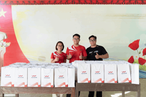 Aviwin trao 150 đôi giày tiếp sức học sinh vùng lũ Nghệ An đến trường