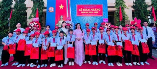 Hoa hậu Hương Giang cùng doanh nhân Ánh Nguyệt trao 50 suất học tới học sinh có hoàn cảnh khó khăn