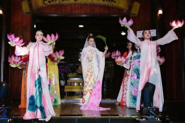 Nữ hoàng Tuyết Mai hoá thân thành mẹ Quan Âm mừng Đại lễ Vu Lan tại Thiền viện Trúc Lâm Bảo Sơn