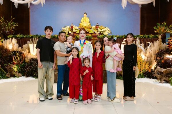 Nữ hoàng Tuyết Mai hạnh phúc bên các con cùng hướng tâm về ngày Lễ Vu Lan báo hiếu
