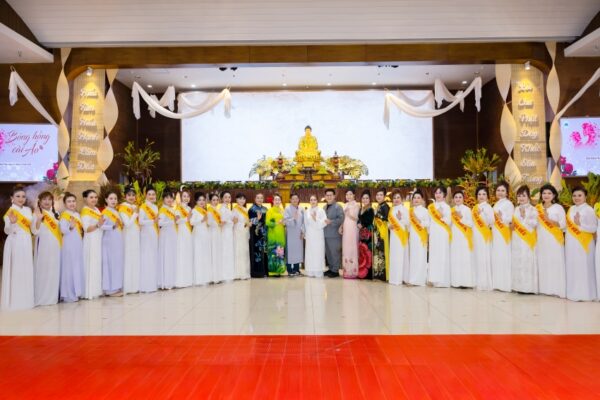 Tri ân các đơn vị đồng hành và nghệ sĩ biểu diễn tại “Bông Hồng Cài Áo” 2025