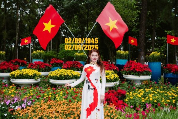 Bộ ảnh áo dài đẹp nao lòng của Nữ hoàng Tuyết Mai dịp lễ kỷ niệm 80 năm Quốc Khánh