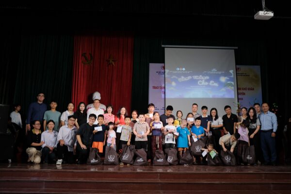 “VẦNG TRĂNG CHO EM” – CÙNG LIÊN CHI PHÁP LUẬT KINH TẾ VÀ A&T GROUP GỬI YÊU THƯƠNG ĐẾN NHỮNG ÁNH MẮT THƠ NGÂY