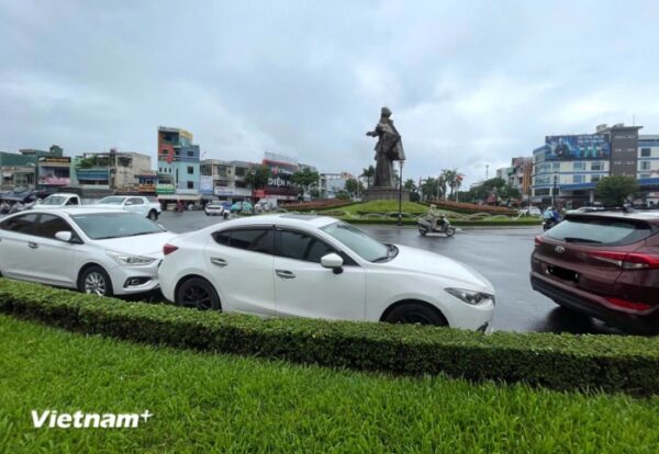 Trước giờ bão 12 đến: Tài xế Đà Nẵng “chạy đua” tìm nơi trú ẩn cho xe ô tô