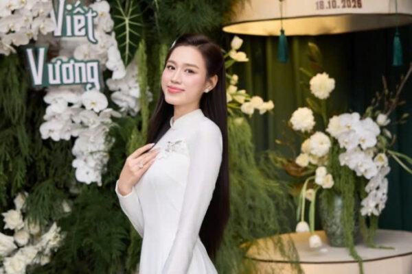 Hoa hậu Đỗ Thị Hà rạng rỡ trong lễ ăn hỏi với thiếu gia Quảng Trị