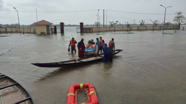 Cứu 6 người gặp nạn khi đi cứu trợ vùng lũ ở Quảng Điền