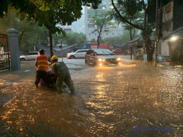 Không khí lạnh tràn về, Hà Nội chuẩn bị đón đợt mưa lớn