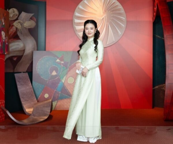 “Phu nhân hào môn” Midu diện áo dài giản dị, U40 không ngại đọ sắc cùng Hoa hậu Việt Nam