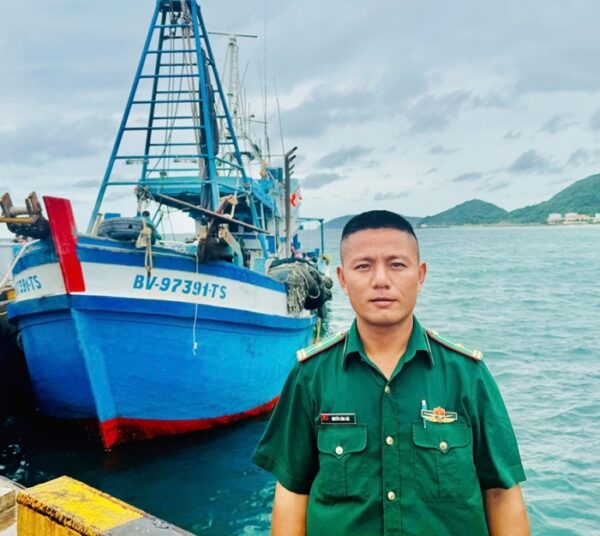 Chiến sĩ thành đồng: Dũng cảm cứu dân giữa biển dữ