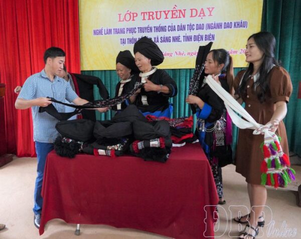 Gìn giữ bản sắc dân tộc từ sắc phục truyền thống