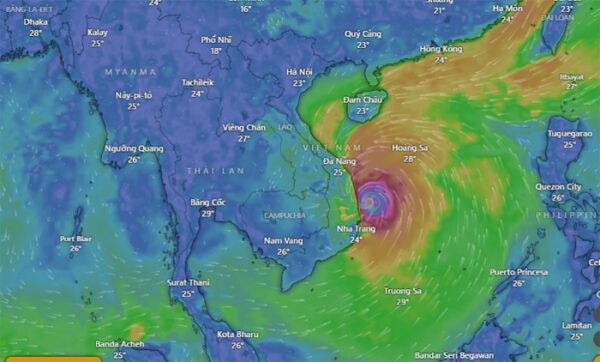 Bão Kalmaegi giật cấp 17, mưa vượt 600mm đổ bộ vào đất liền miền Trung đêm 6/11