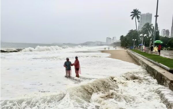 Bão số 13 làm 6 người chết, hơn 2.365 căn nhà bị sập