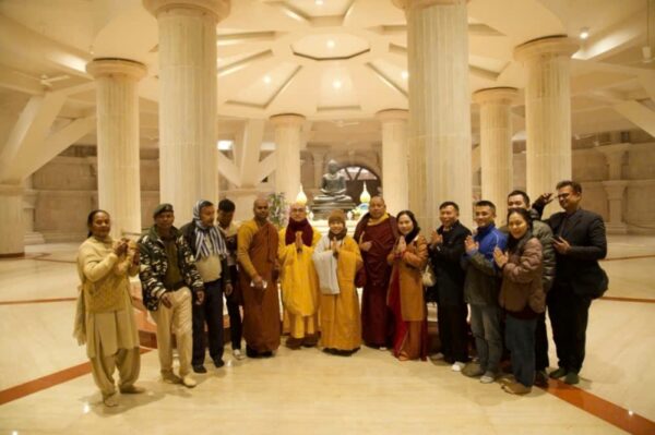 Đoàn hành hương do Tăng Ni Việt Nam hướng dẫn an vị hoa sen đồng tại tháp Xá lợi Vaishali