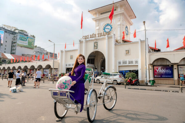 HOA HẬU TUYẾT MAI DUYÊN DÁNG TRONG TÀ ÁO DÀI DU XUÂN TẠI THÀNH PHỐ MANG TÊN BÁC