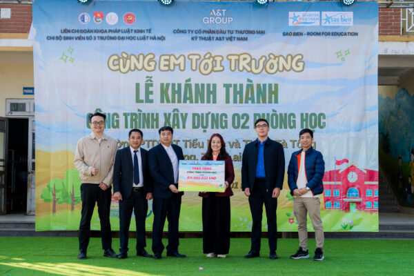 BTC trao các biển tượng trưng tặng công trình và nhu yếu phẩm cho nhà trường