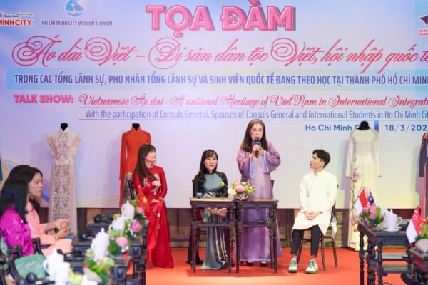 Áo dài Việt – Di sản dân tộc Việt lan tỏa trong dòng chảy hội nhập quốc tế