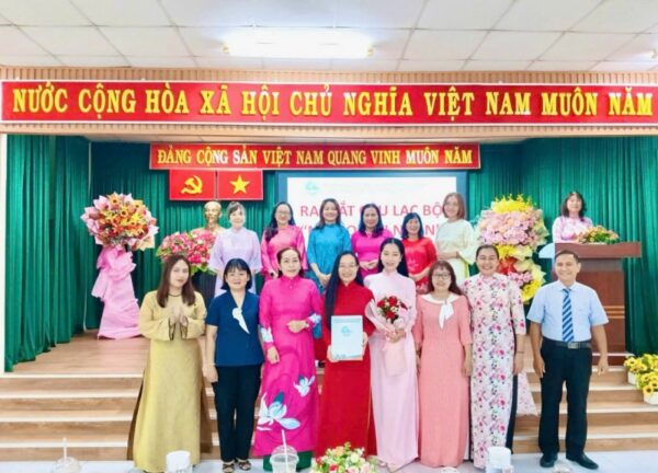 Bà Võ Thị Kim Ngân – Giám đốc Thẩm Mỹ Viện Kim Seoul nhận quyết định giữ chức Phó Chủ nhiệm CLB Nữ doanh nhân phường Phú Lâm