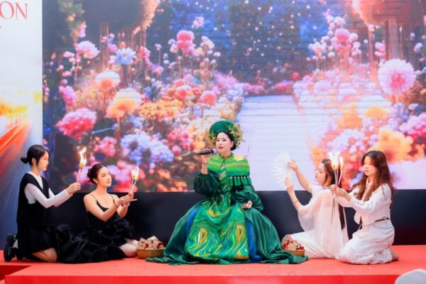 DIỄN XUẤT KHÔNG PHẢI LÀ SỰ BẮT CHƯỚC: GÓC NHÌN TỪ LYDIA PARK  NGƯỜI ĐỨNG SAU THÀNH CÔNG NHIỀU THẾ HỆ DIỄN VIÊN GẦN ĐÂY TẠI VIỆT NAM VÀ HÀN QUỐC